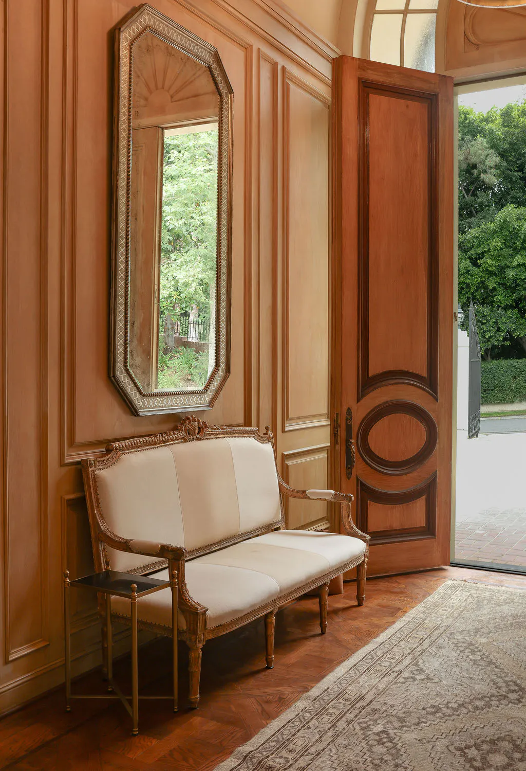 meridith-baer-home-crescent-regency-entry
